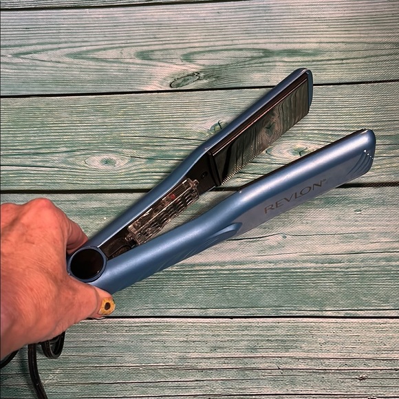 Revlon Metallic Blue Hair Straightener - Picture 2 of 2